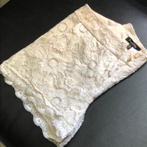 Max & Riley Ivory Floral High Waist Lace Shorts - Picture 4 of 4